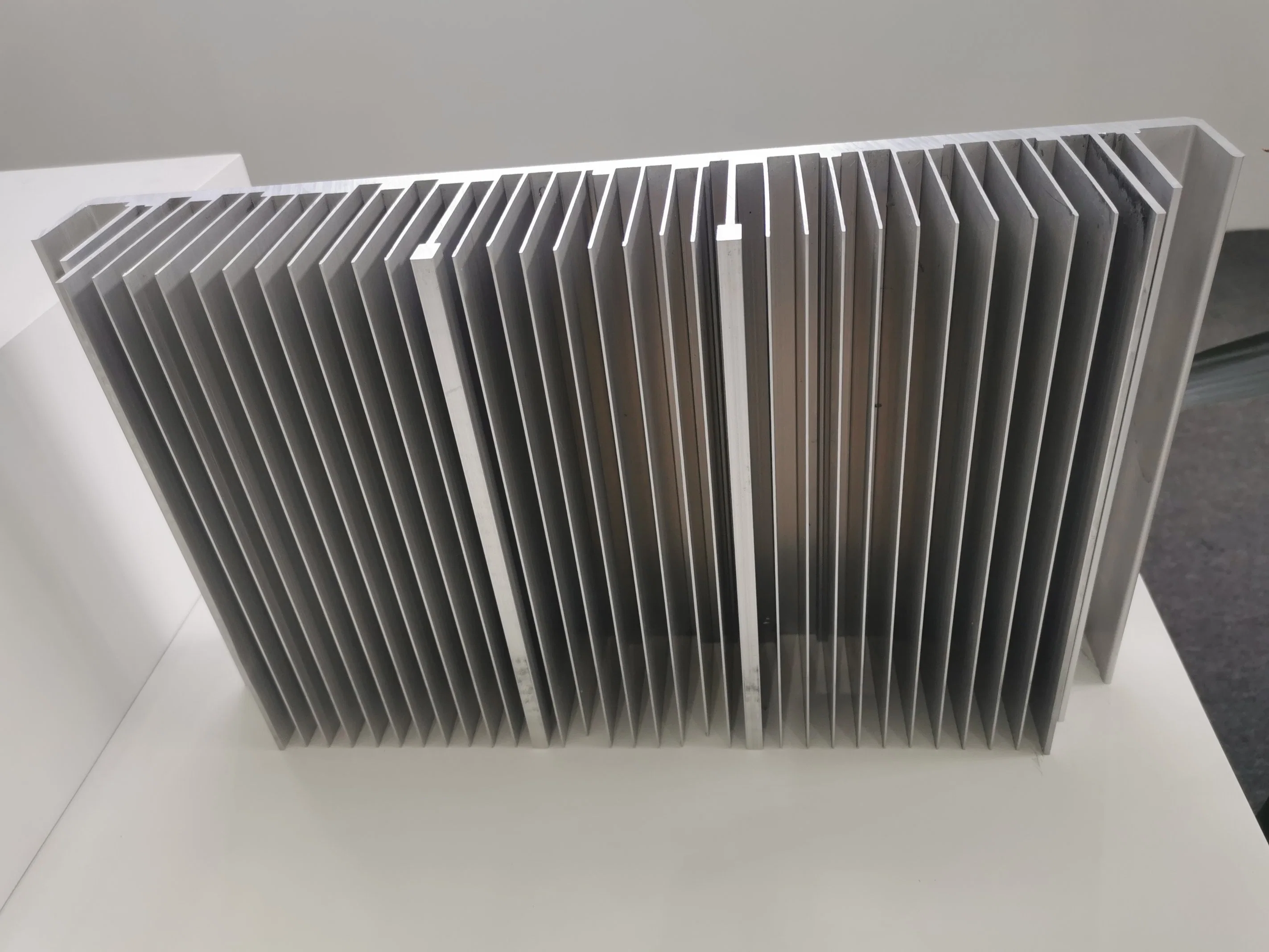 Großer Kühlkörper aus 6063 Aluminium Extrusion und CNC-Bearbeitung