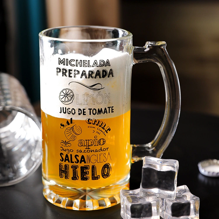 Caneca de cerveja grande com capacidade de 500ml, com alça de vidro personalizada com logotipo. Corpo reto com fundo de flores.