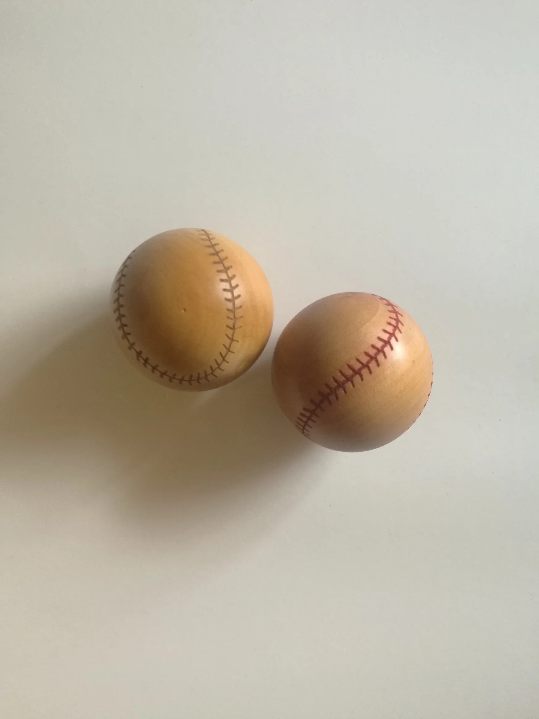 Regalo de madera de béisbol hecho de madera sólida con hilo grabado