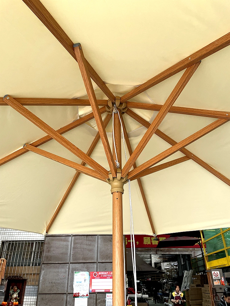 Terrasse im Freien 9 FT Square Center Pole Holz Finish Regenschirme Mit Steinsockel