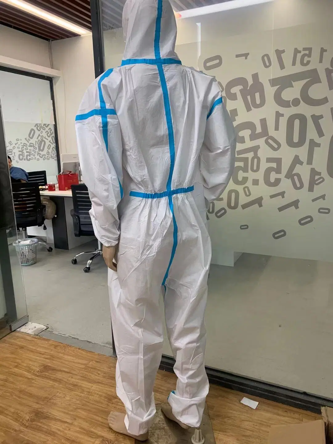 SMS Nonwoven desechables PP Sf microporoso trajes de protección de arranque de cinta adhesiva de color azul combinado monos monos embutidas