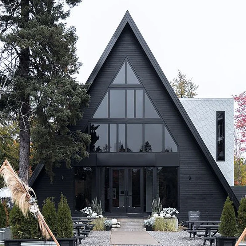Casa de madeira em forma de triângulo, construção pré-fabricada de um único andar, vila de madeira, casa pequena de madeira.