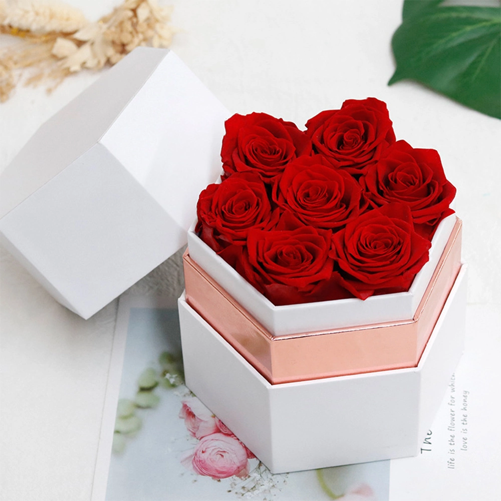 Cadeau de luxe pour la Saint-Valentin avec 7 roses éternelles dans une boîte cadeau.