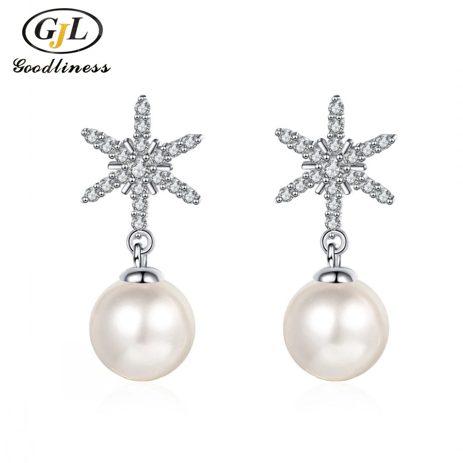 Boucles d'oreilles en perles d'eau douce petites et rondes.