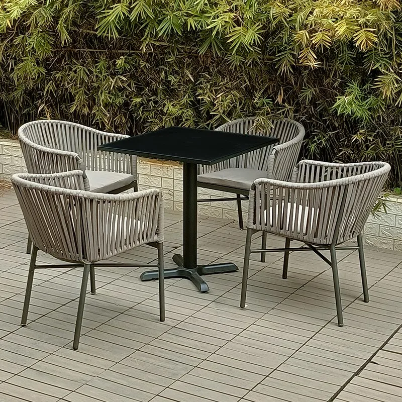 A moderna mesa de jantar Pátio Exterior do Hotel está situada no Pátio do Jardim de ratã Cadeira de jantar para sala de estar com móveis