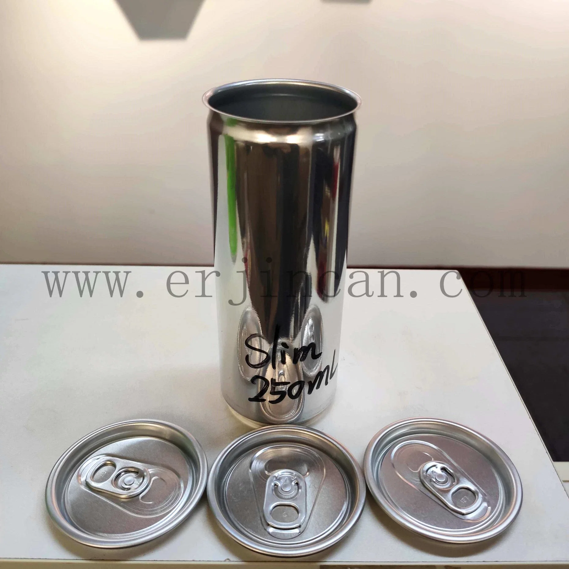 Slim vacía el aluminio de latas de 250 ml de vino