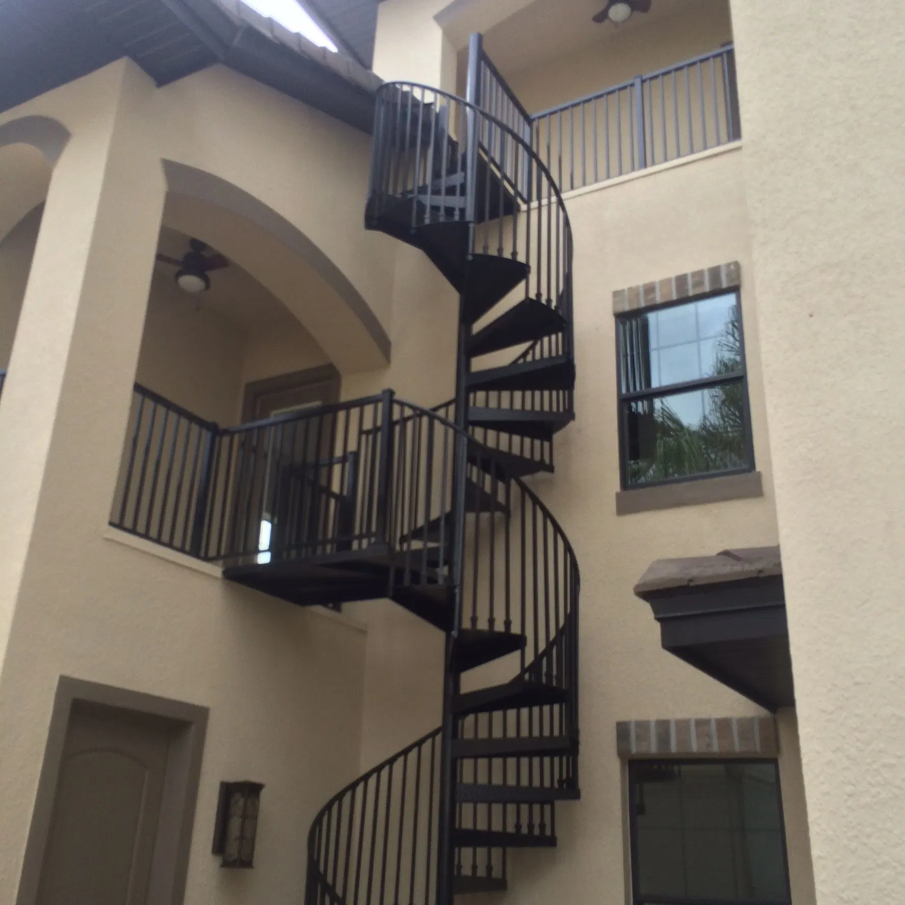 Decorative Design of Anti-Slip Diamond Steel Tread Spiral Stairs for Outdoor Use