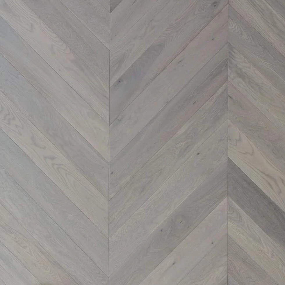 Piso de pisos de madera gris claro diseñado con diseño de chevron