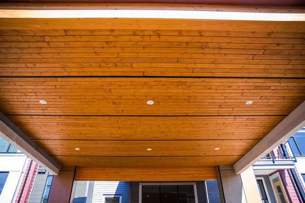 La Fascia de PVC Soffit bajo techo de madera Panel de techo