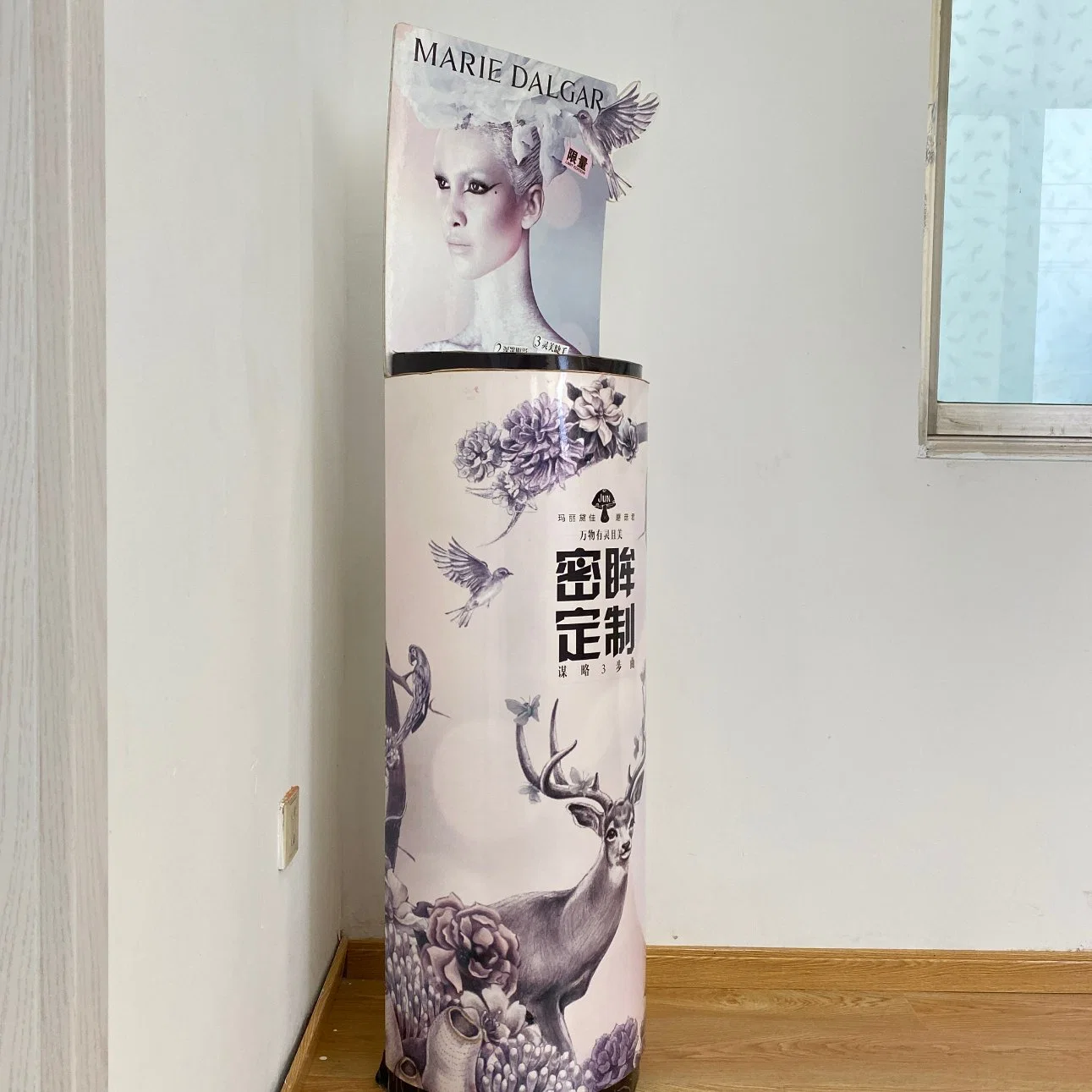 Attractive Advertising Mascara Cream Cardboard Display Rack for Promotion