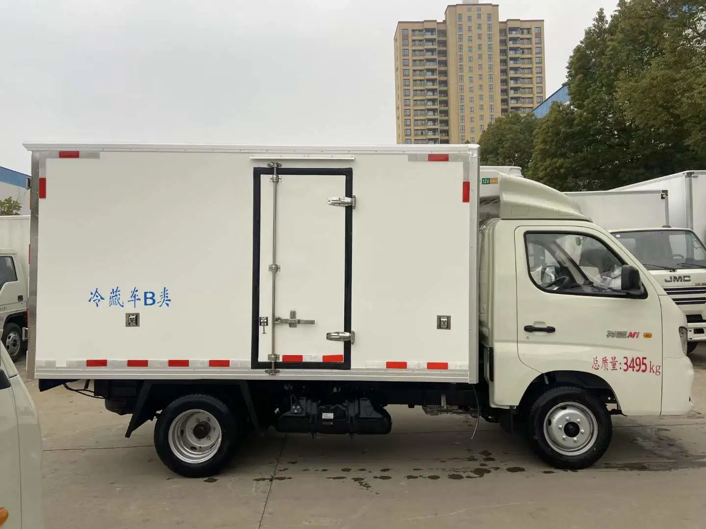 China 4X2 1 Ton /2 Ton Carrier Freezer Cooling Cargo Van/Light/Lorry/Food Freezer Refrigerator Vehicle/Truck Price for Refrigerated Freezing Box