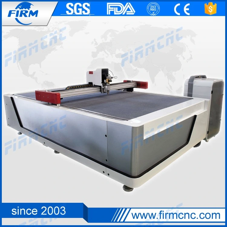 La Chine d'assurance qualité de la faucheuse CNC Couteau oscillant Machine de découpe pour le tissu de coton