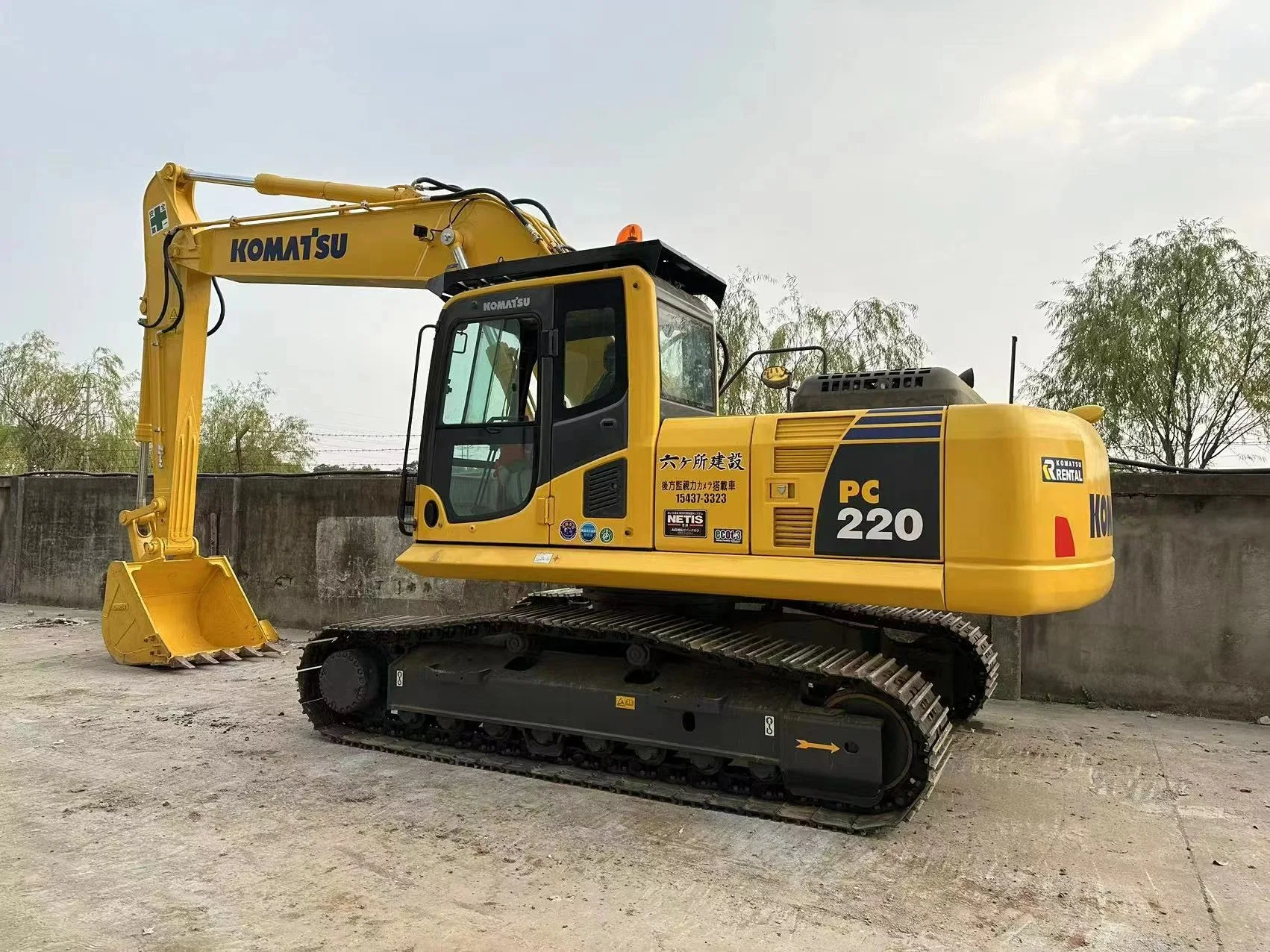 استخدمت الحفارات PC220-8 Komatsu PC220-8 للبيع في شنغهاي لنقل الأرض الماكينات بحالة جيدة ساعات قليلة