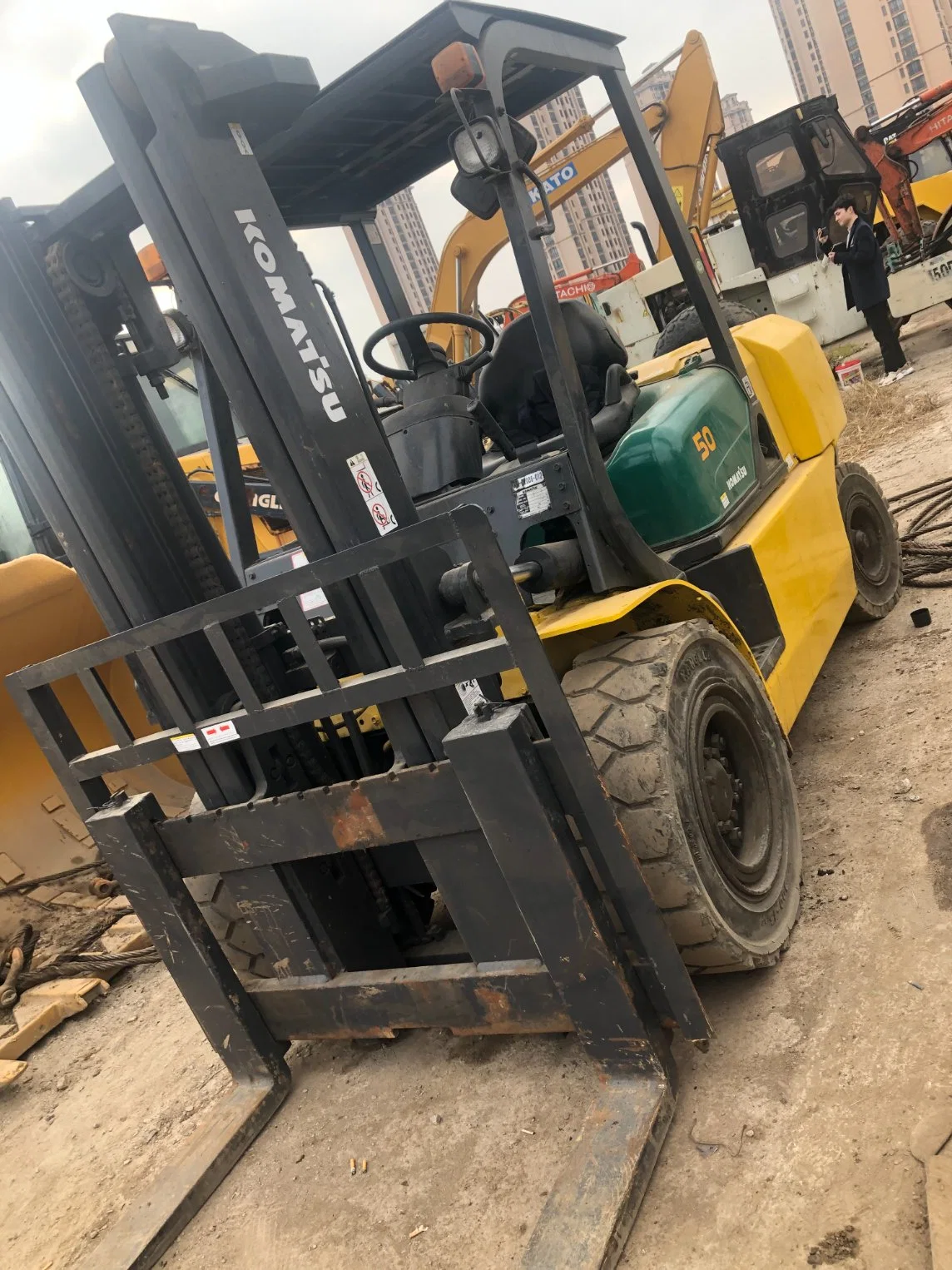 استخدمت Komatsu 50 30 70 100 طن رافعة شوكية