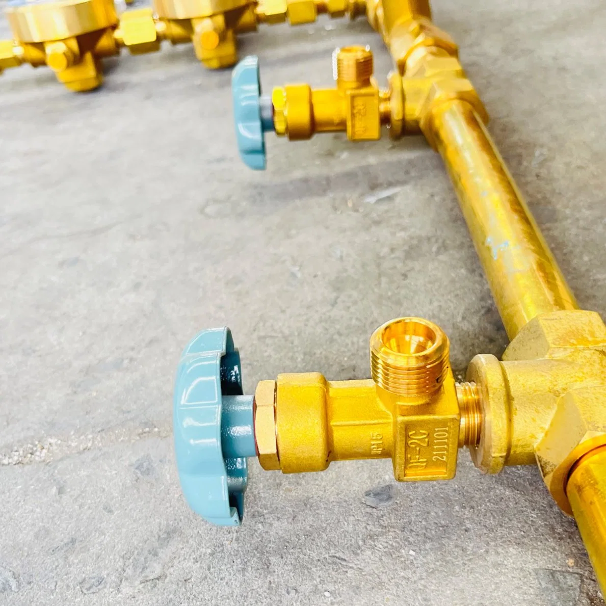 Brass Manual Semi/Full-Auto Gas Manifold Collecting Bar for Hospital Industrial Oxygen CO2 C2h2 N2 H2 Cylinder Supply Station with Pipeline Valve Nipples Tubes