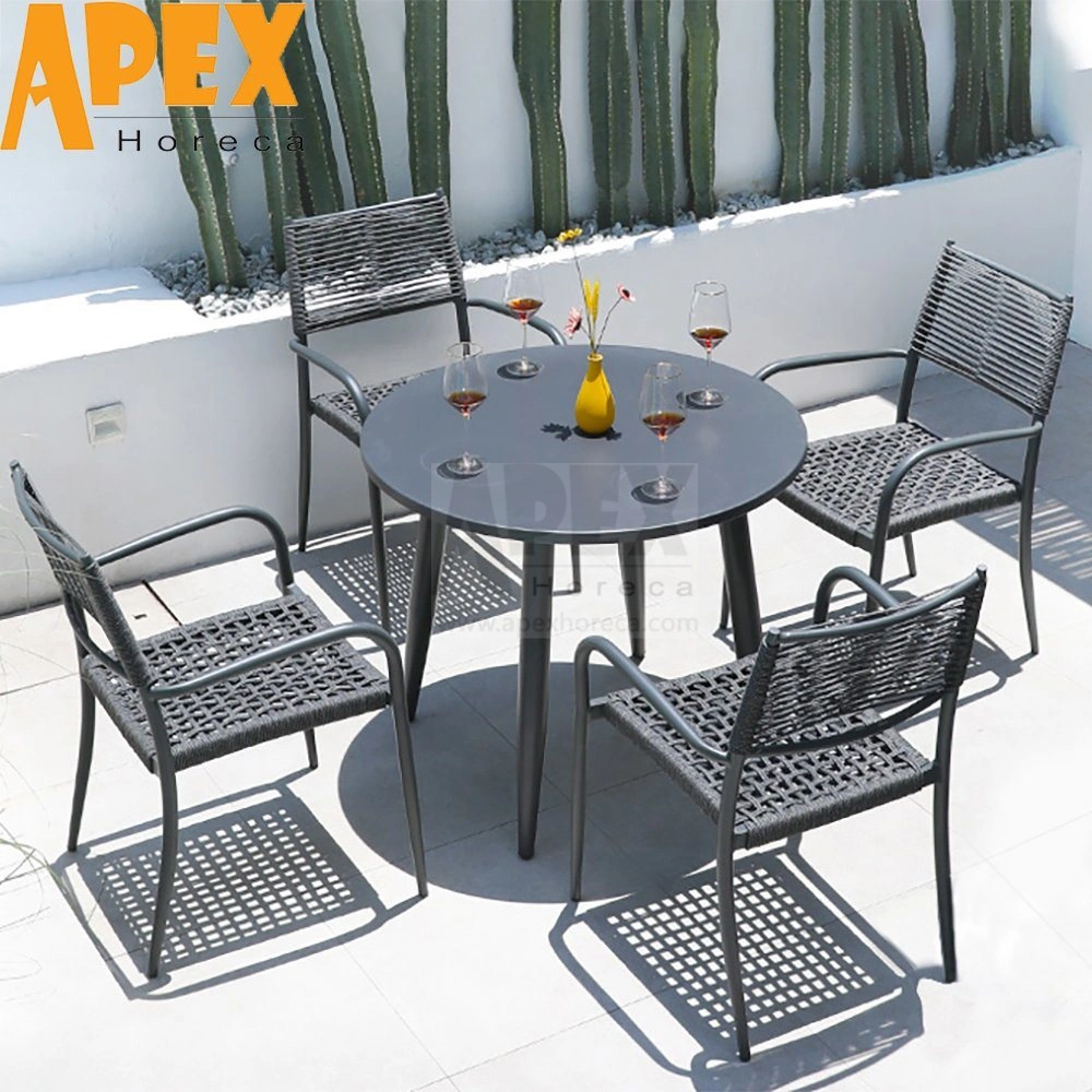 Ensemble de meubles de jardin moderne comprenant une chaise extérieure imperméable et une table à manger.