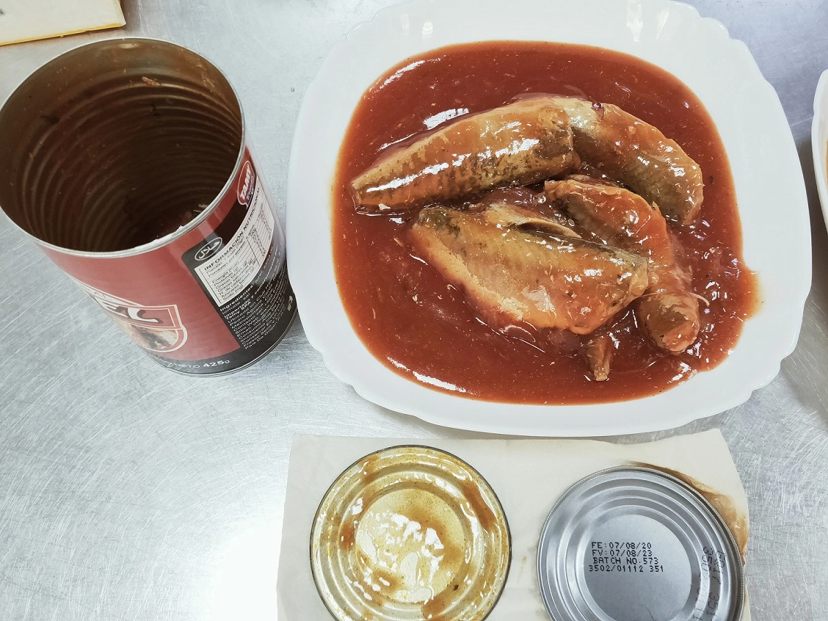 La Chine des fruits de mer maquereau en conserve du poisson en sauce tomate