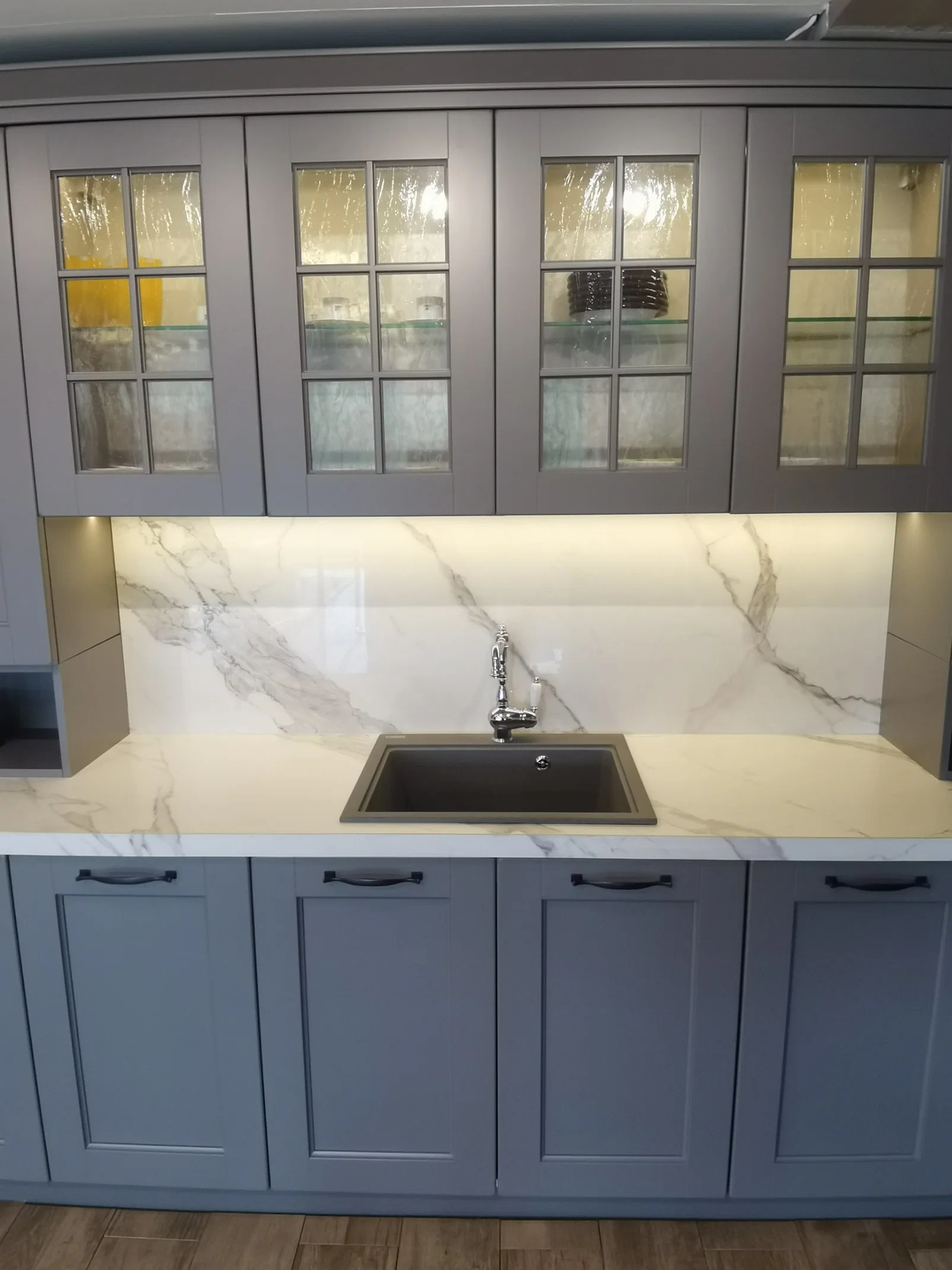 خزانة مطبخ شاكر باب بتصميم أمريكي عصري، لوحة بيضاء لامعة