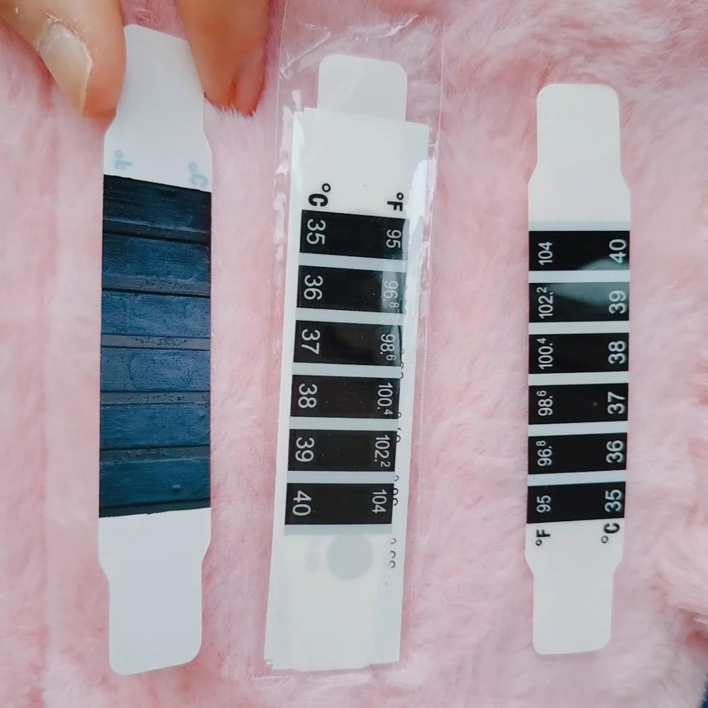 La fiebre reutilizables frente termómetro de temperatura de la banda con pantalla de cristal líquido