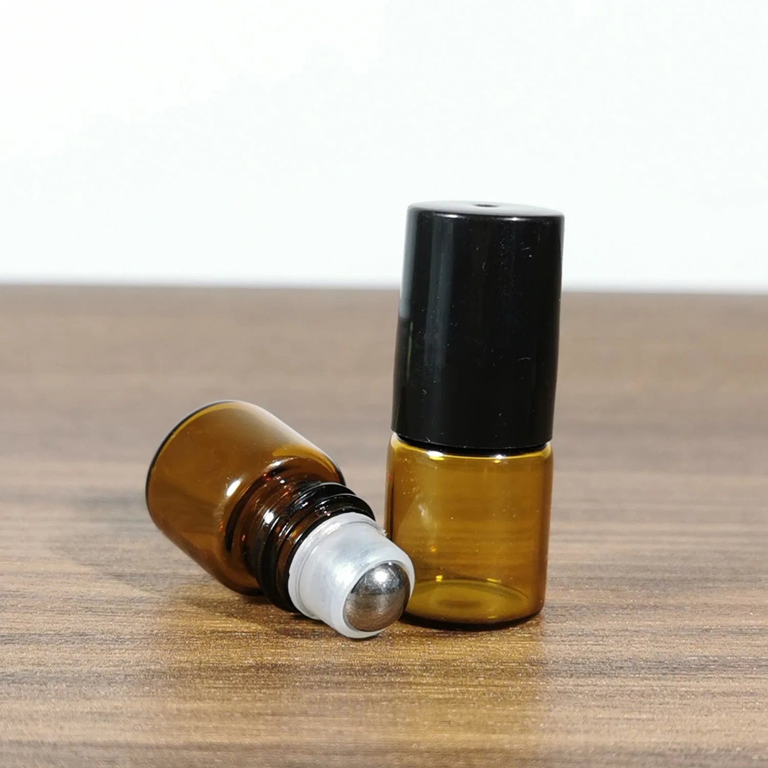 Ámbar mayorista pequeño Mini Perfume muestra de bola de acero en Botellas de vidrio