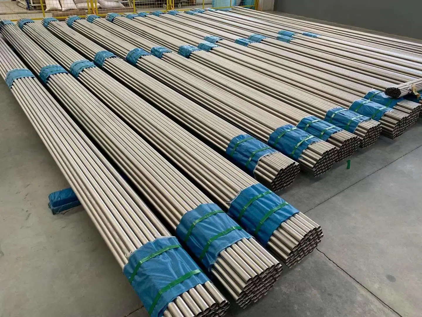 China Manufacturer Titanium Pipe ASTM B338 Gr2 Seamless Titanium Tube