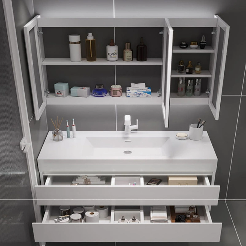 Un cuarto de baño de lujo con un estilo moderno y minimalista, con una cuenca de Cerámica Blanca un rectángulo de la luz del espejo LED y un blanco de la vanidad de la encimera