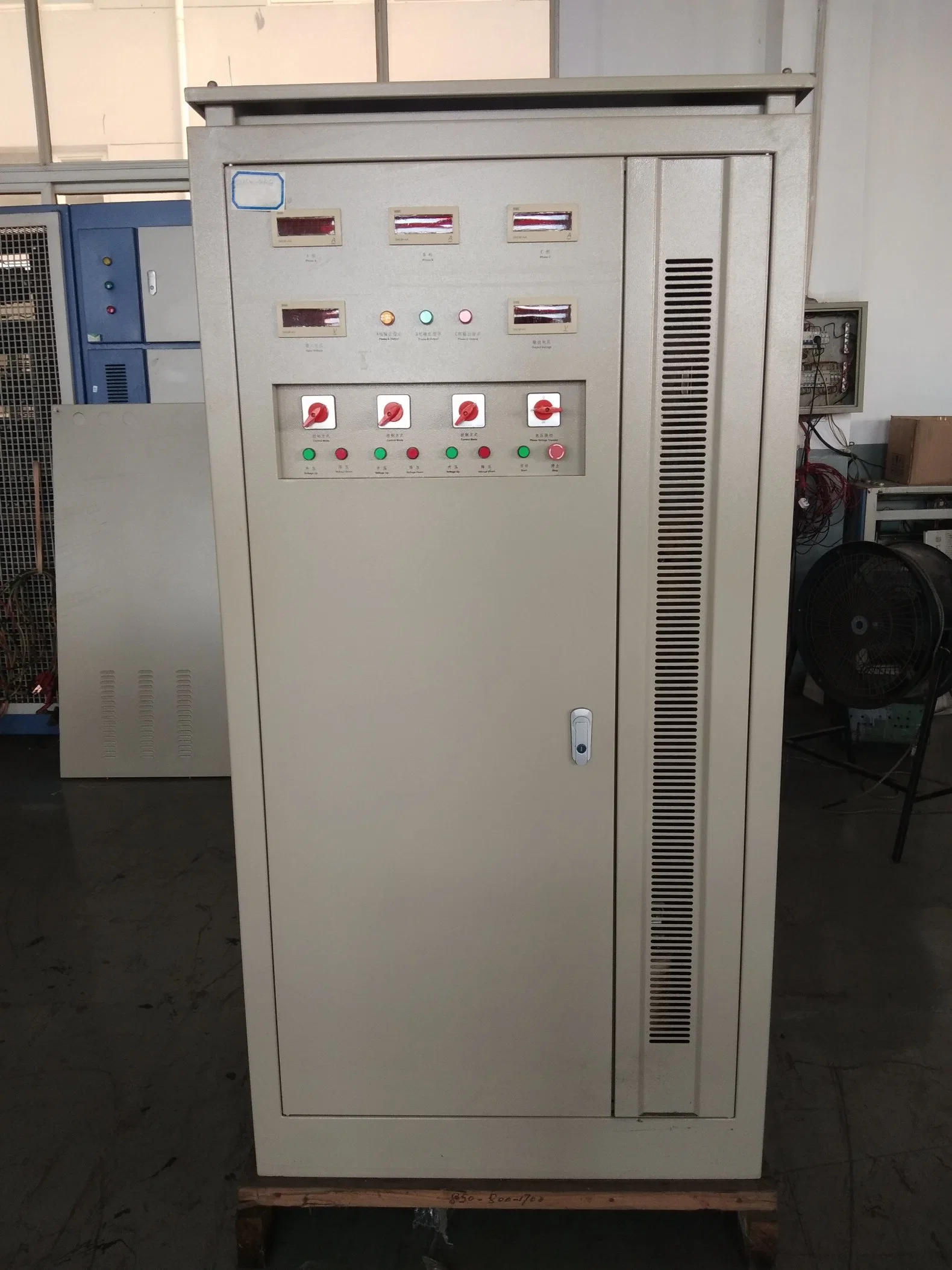 10kVA ثلاثي المراحل ضبط AVR بشكل منفصل منظم جهد التيار المتردد للتعويض التلقائي Sfbw