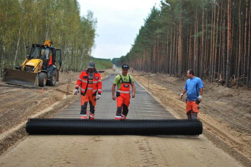 100kn/M camino material de construcción poliéster Geogrid tela para las paredes de retención