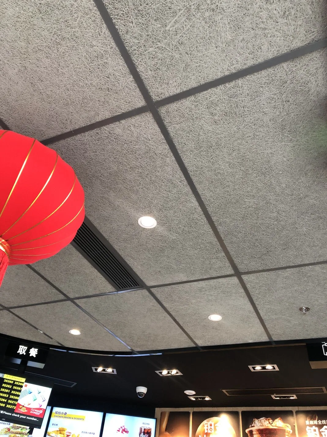 Plafond absorbant le son en laine de bois intérieur avec panneau acoustique de McDonald's dans une peinture Dulux.