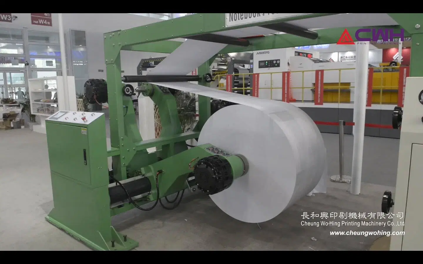 Cuaderno de papel haciendo cola de la máquina Línea de producción atrás