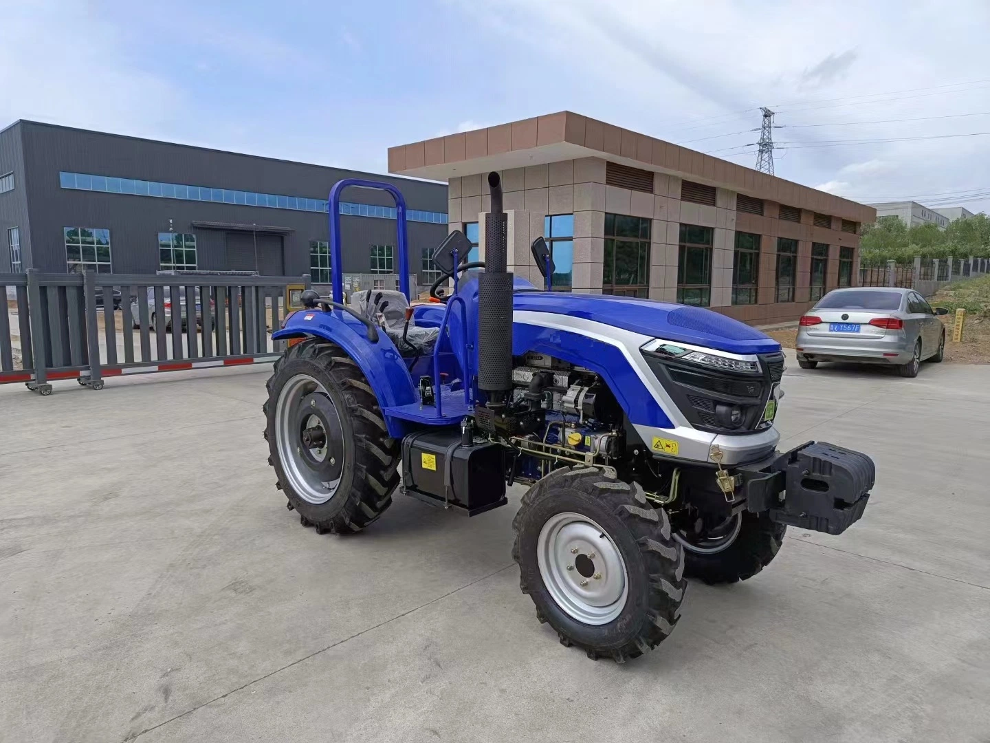 Hot Selling Ty454 Small Chinese Agricultural Farm 45HP Tractor Track Tractors 4X4 for Sale in Thailand