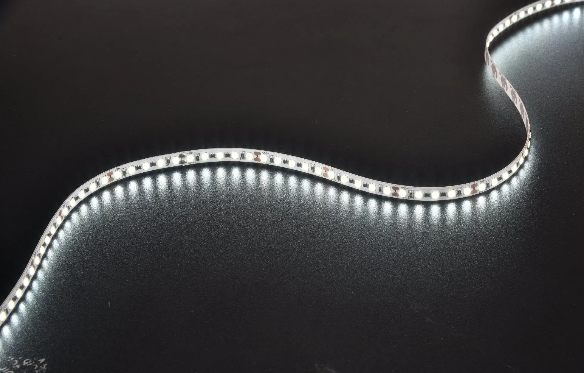 Vapor Proof LED Strip Tubes 24V 8W 2835 Éclairage linéaire à bande LED pour hôtels et maisons.