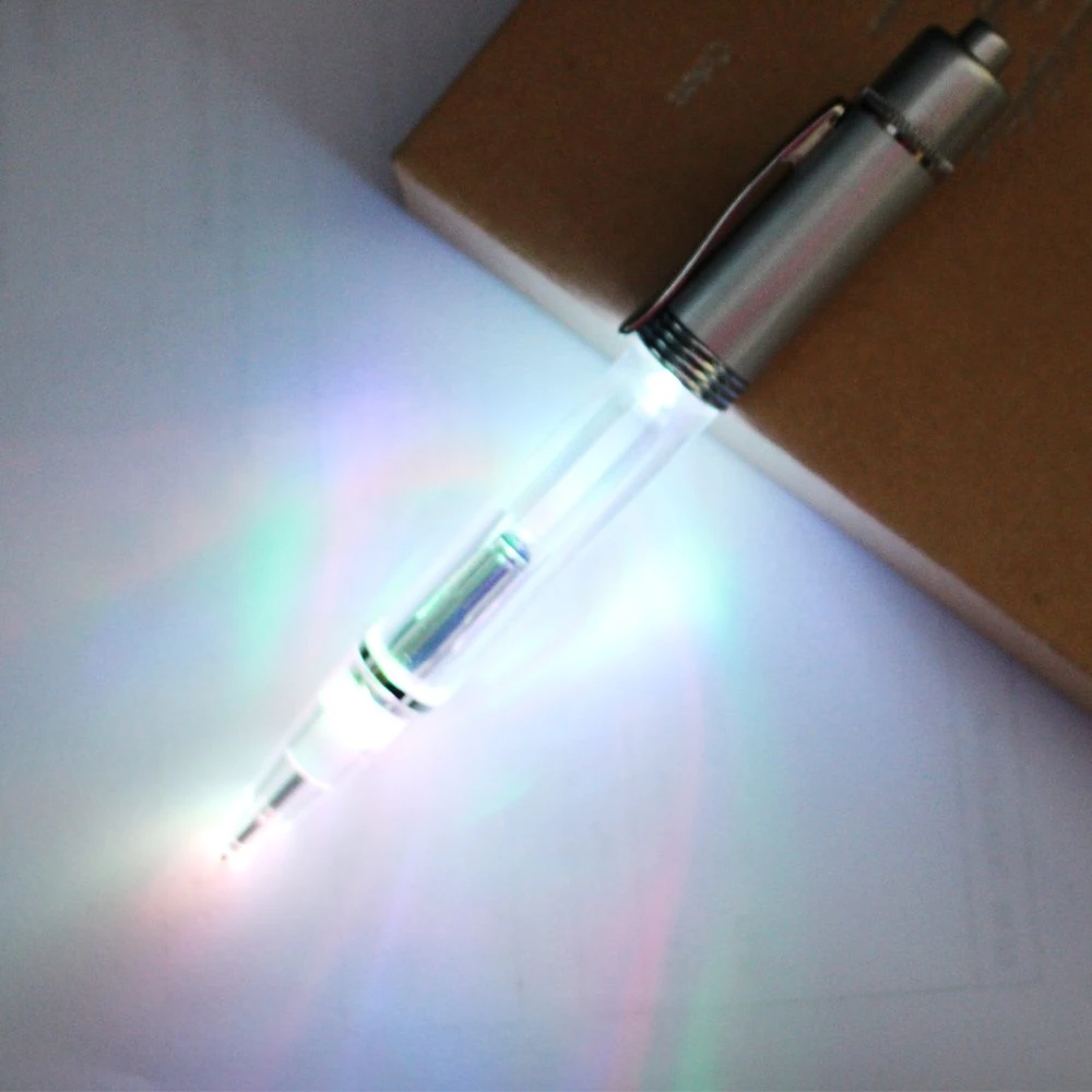 بيع مباشر للمصنع قلم بلاستيكي Lighting بأثقال كروي 2 بوصة 1 قلم حبر على شكل كروي يضيء باللون LED للكتابة والقراءة في الظلام