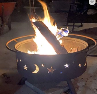 Chimenea en el patio trasero, fogata al aire libre con cubierta de polvo para altas temperaturas