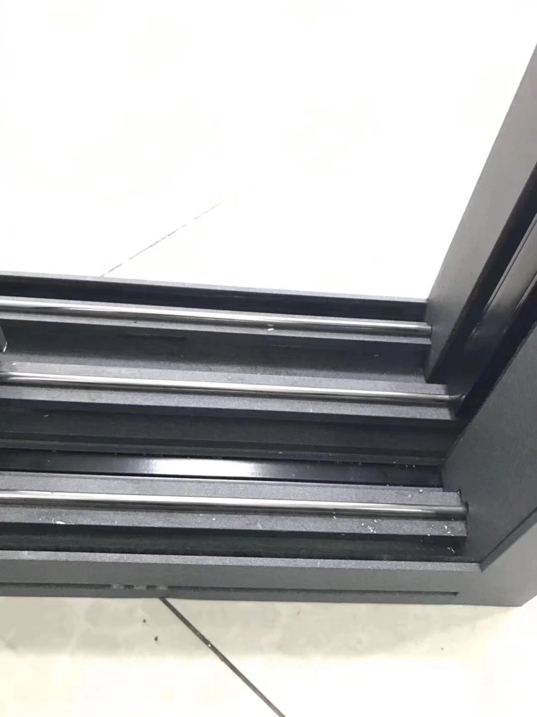 Nuevo diseño de la ventana de la puerta de Francés comercial Casa Corte térmico madera aluminio doble acristalamiento de ventanas corredizas de vidrio con barbacoa y una pantalla