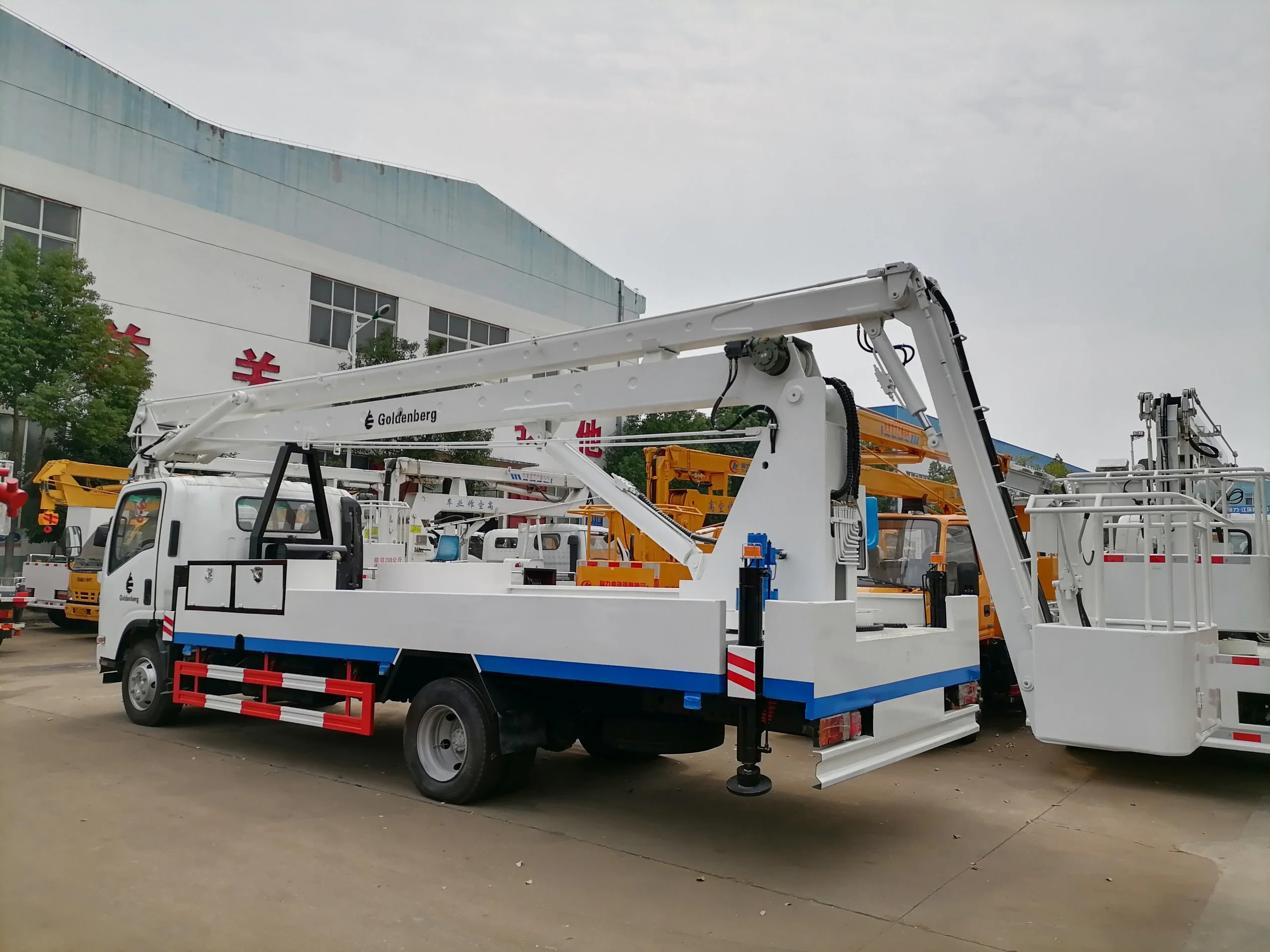 Glf Isuzu Serie N 130HP a 205CV 12m de la plataforma de trabajo de la antena de 22m alto carretilla con la cuchara para el mantenimiento de las ciudades con sistema electrónico