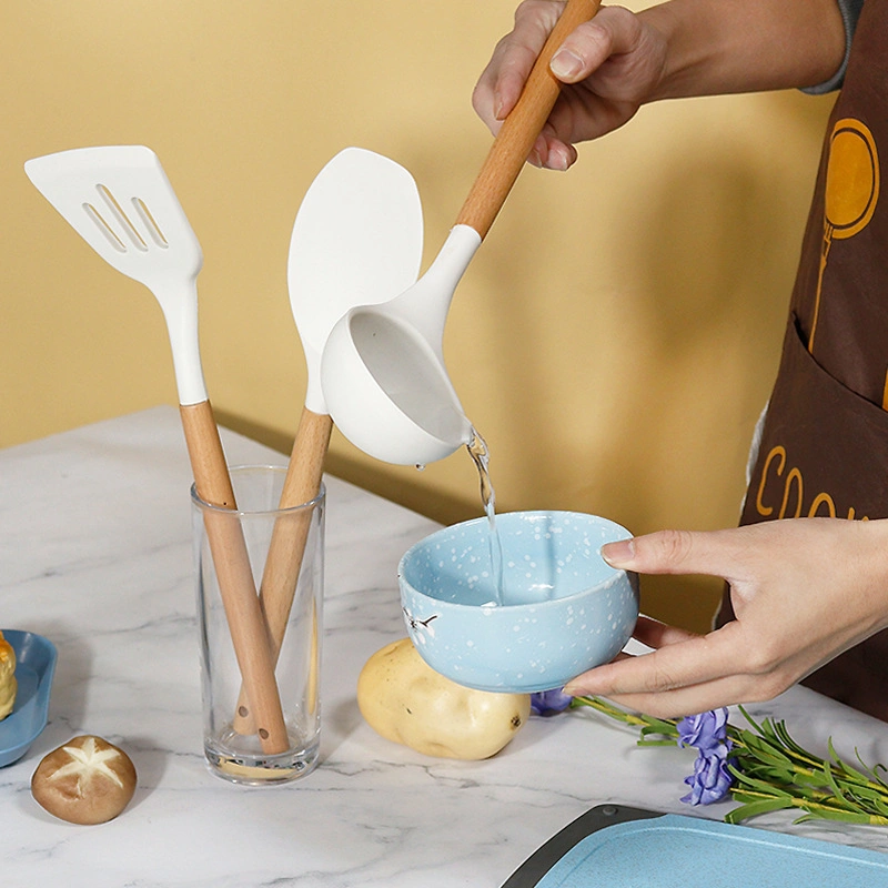 Juego de utensilios de cocina al por mayor con mangos de madera Herramientas de cocina seguras para alimentos Para uso en cocina