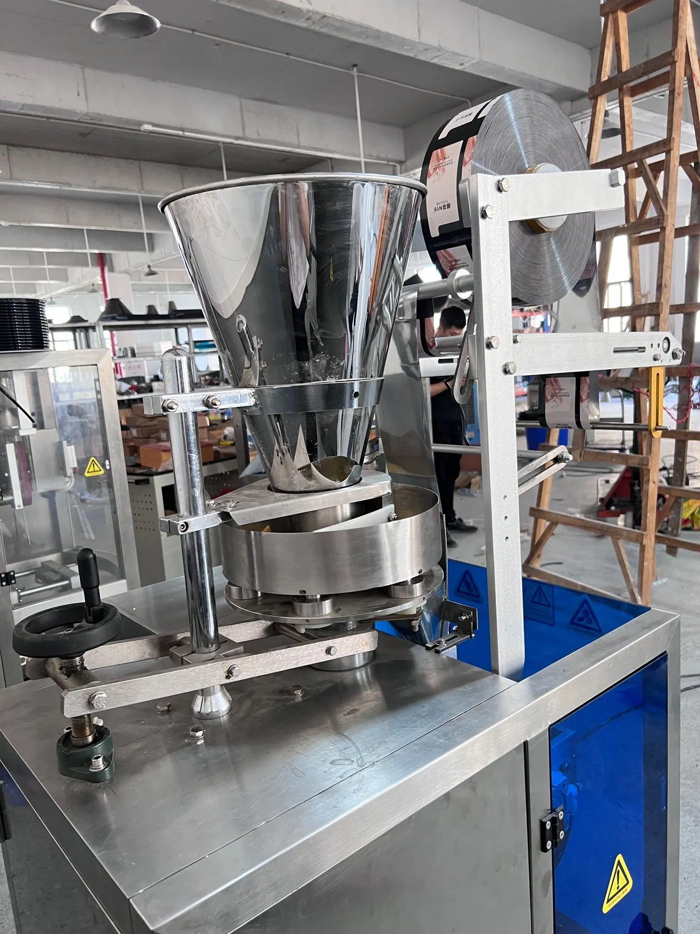 Manufacturer Silica Gel Desiccant Bath Salt Sugar Powder Packing Machine Vertical Form Fill and Sealing Automatic Volumetric Cup Locust Bean Small Particle Pack