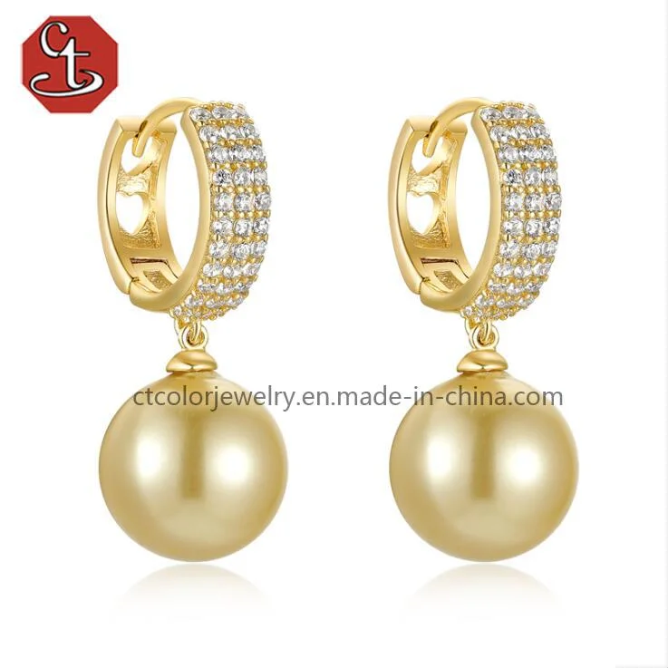 Highly luxurious 18 K gold jewellery shell and gold pearl stud earrings