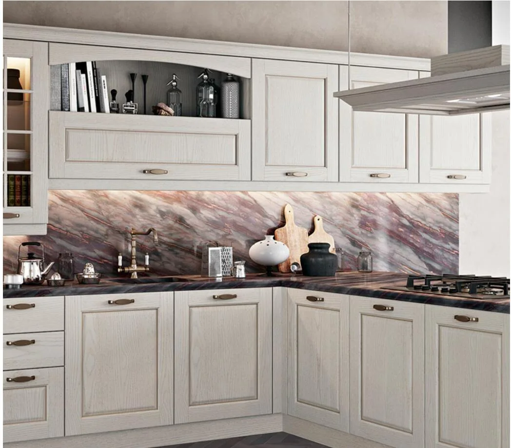 El blanco puro gabinetes de cocina de lujo en las puertas de madera maciza