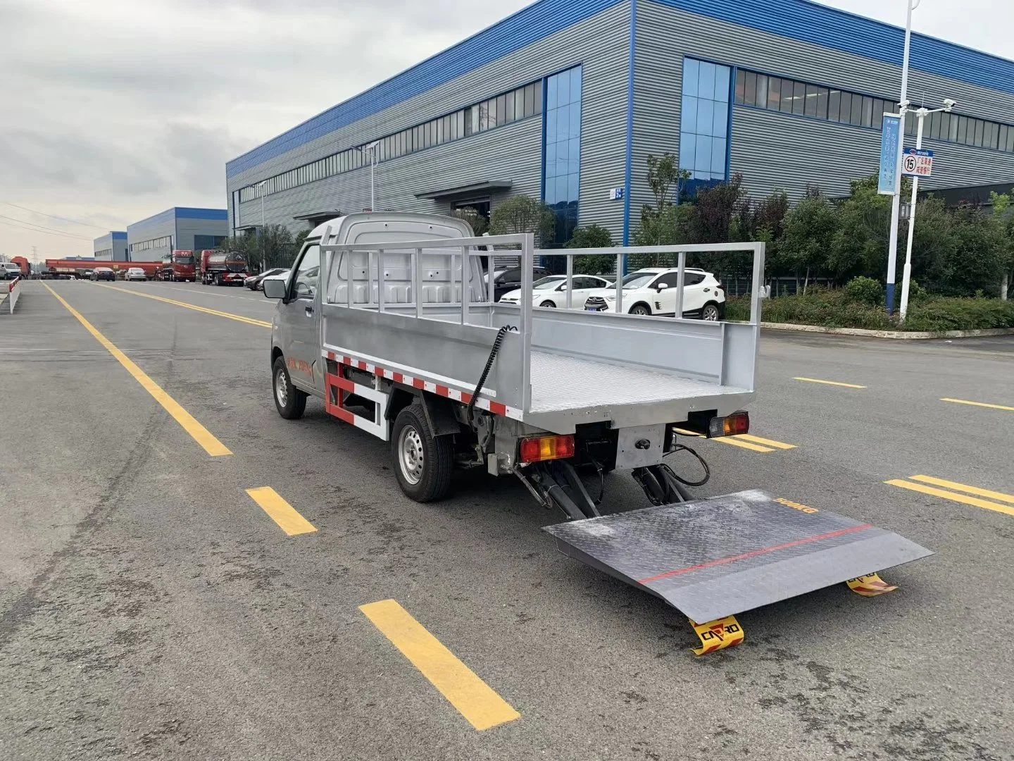 China Mini 1-3ton Battery Electric Truck with Tail Lift system for Cargo or Barreled Garbage Transport Truck