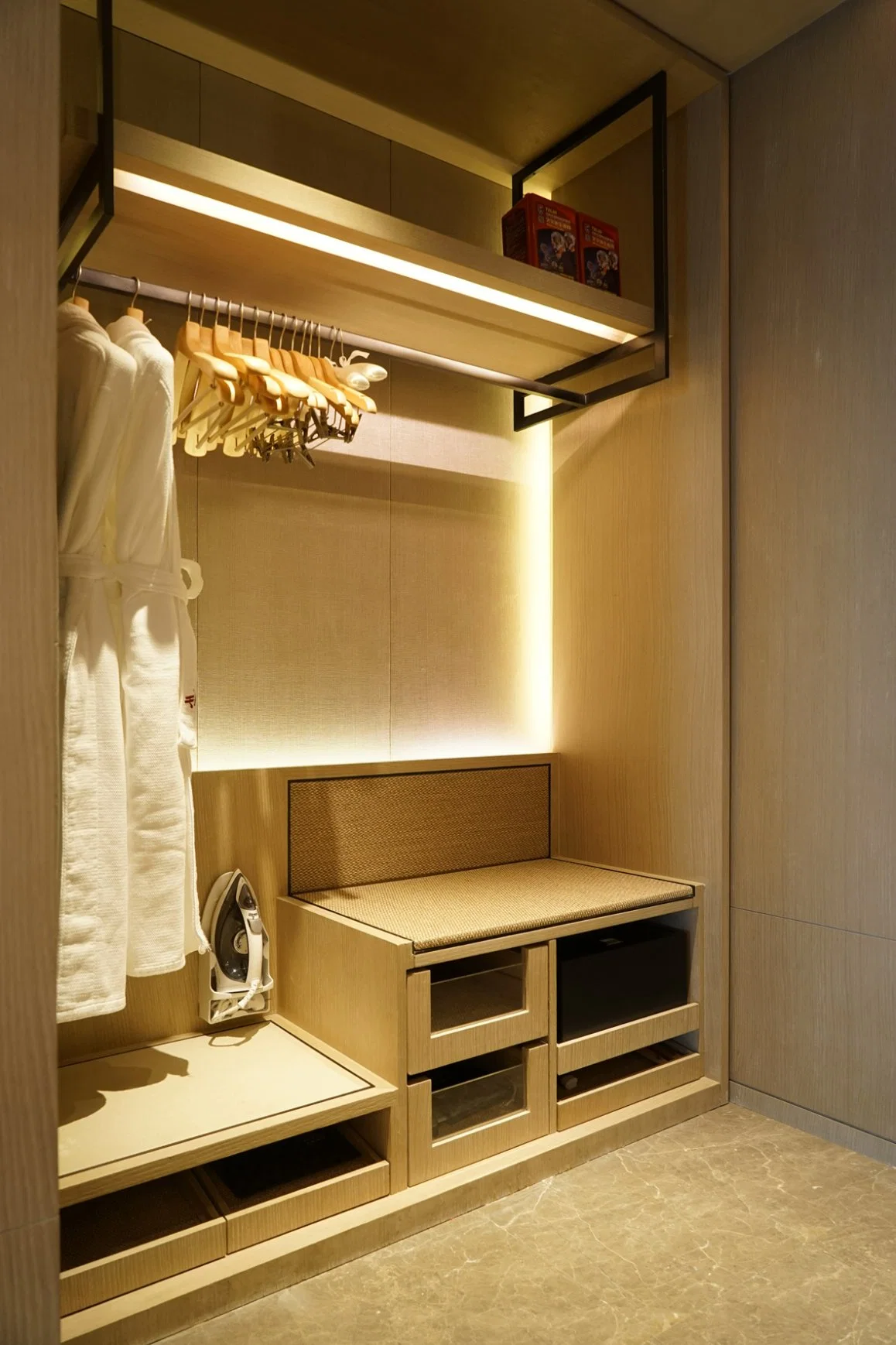 Made in China Hotel Modular Wardrobe with Oak Wood Venner