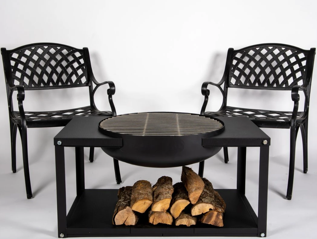 Table de salle à manger avec foyer en acier au carbone pour le jardin.