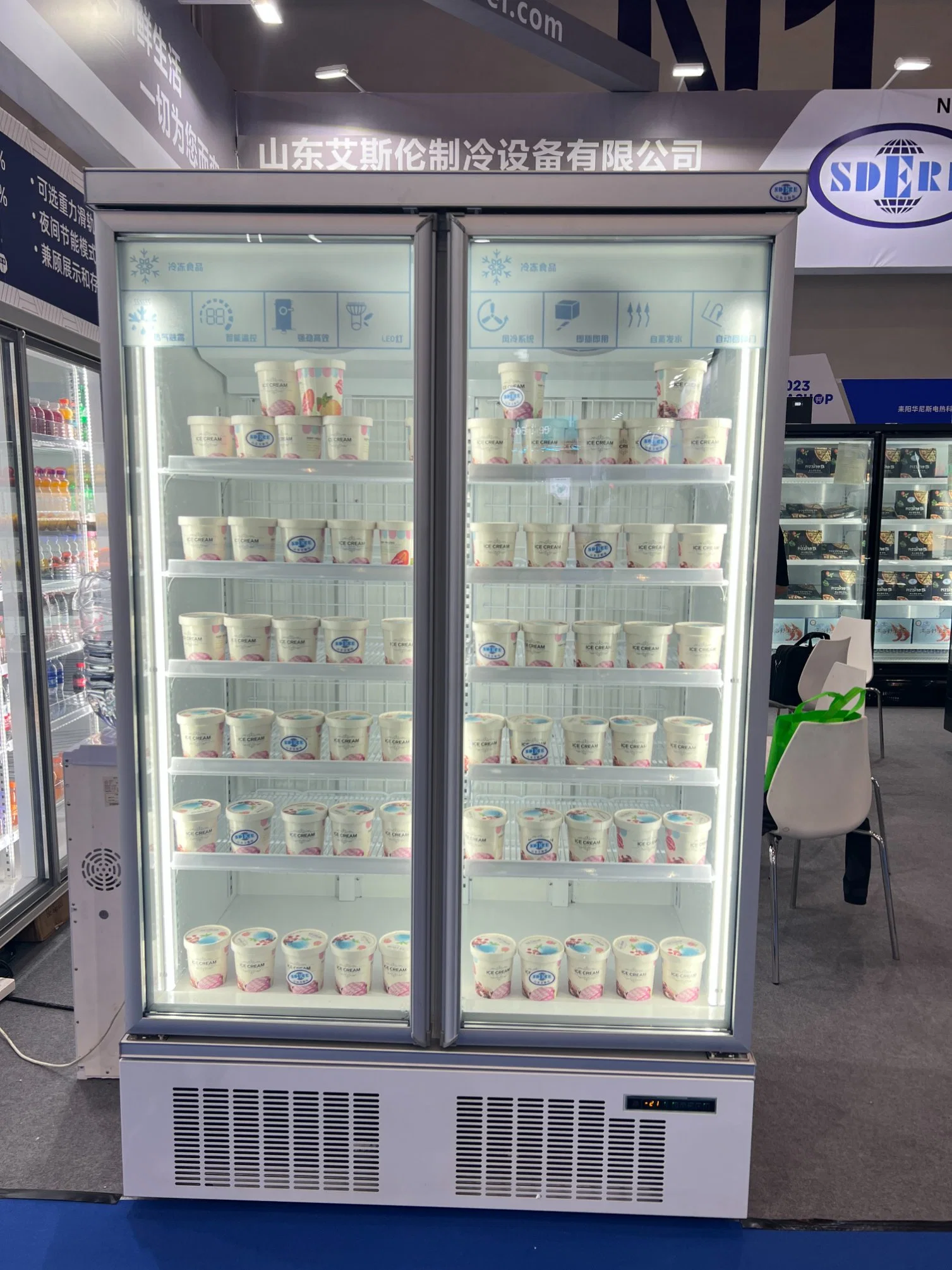 2023 Novo Design Certificado CE de refrigeração de ar vertical da porta de vidro vertical Exibir Showcase Congelador congelador de exibição