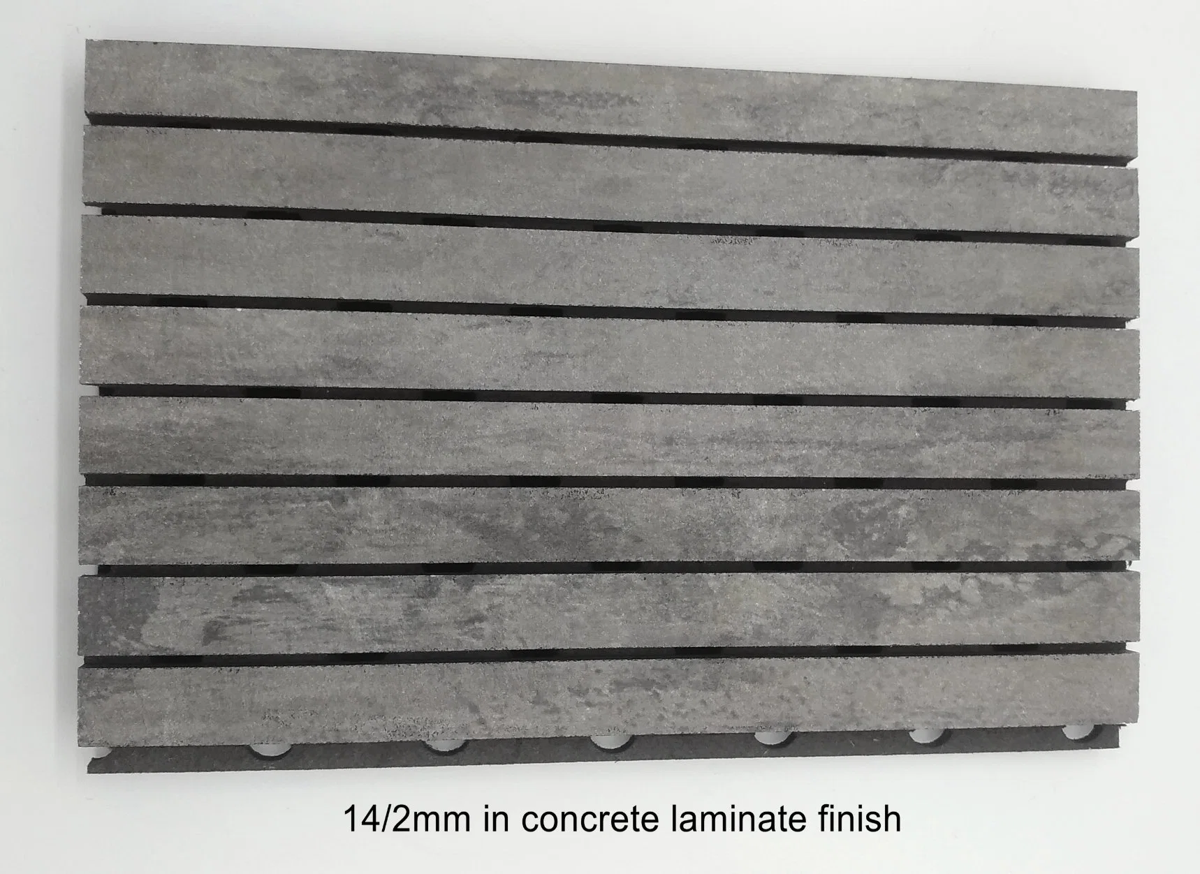 Finition en stratifié béton pour panneau acoustique rainuré de 14/2 mm pour l'absorption sonore intérieure.