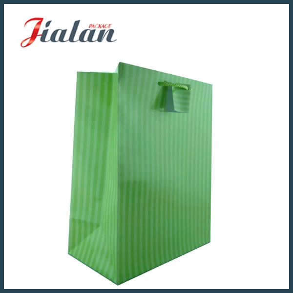 Raya verde PP personalizar el logotipo de la cuerda de la bolsa de regalo papel barato