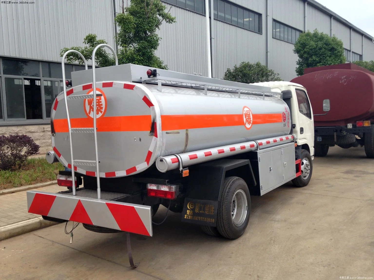 Dongfeng 4*2 Volume 9000L Fuel Tank Truck