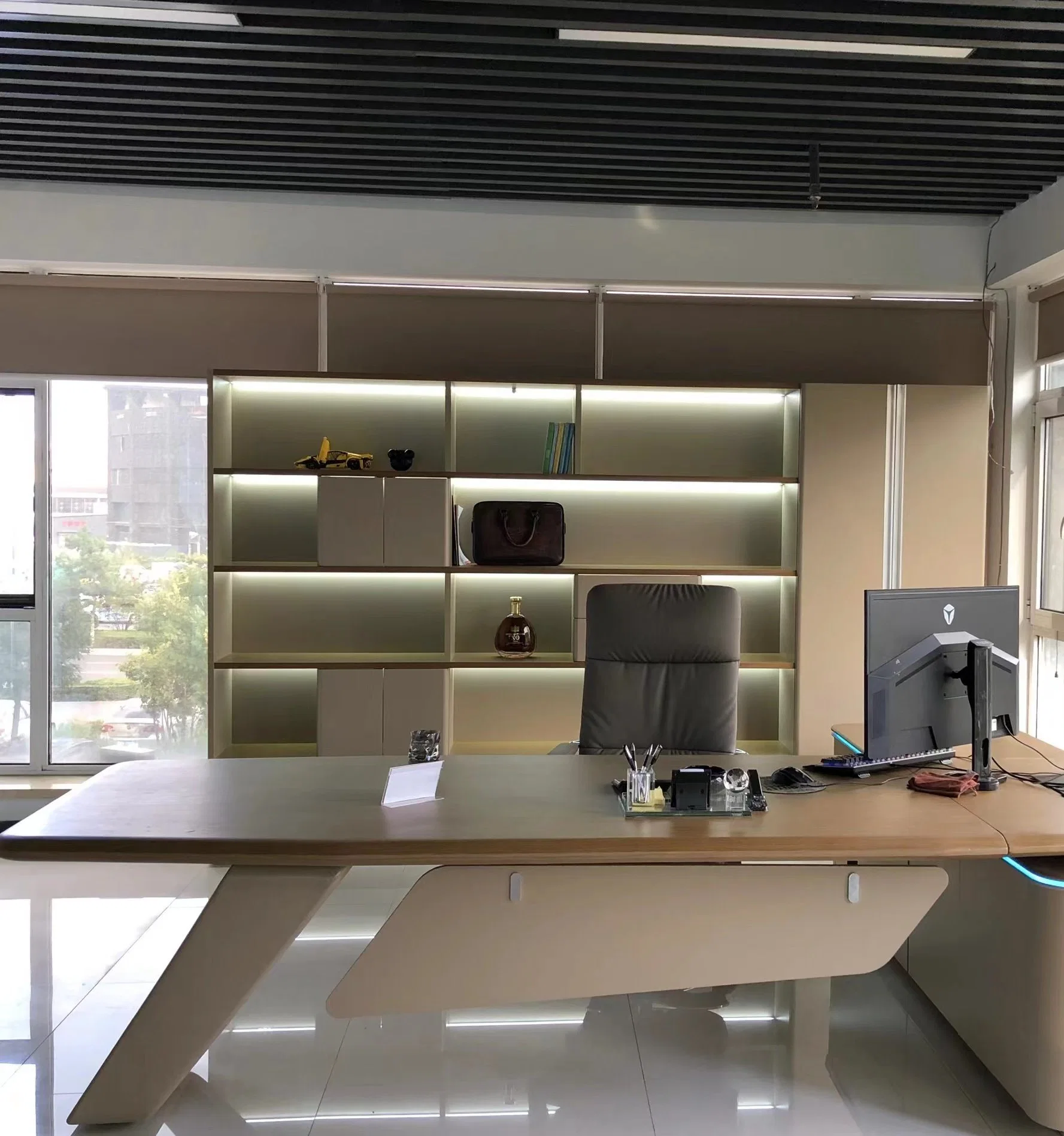 Modern Luxury Office Furniture Boss Office with Wardrobe Bookcase