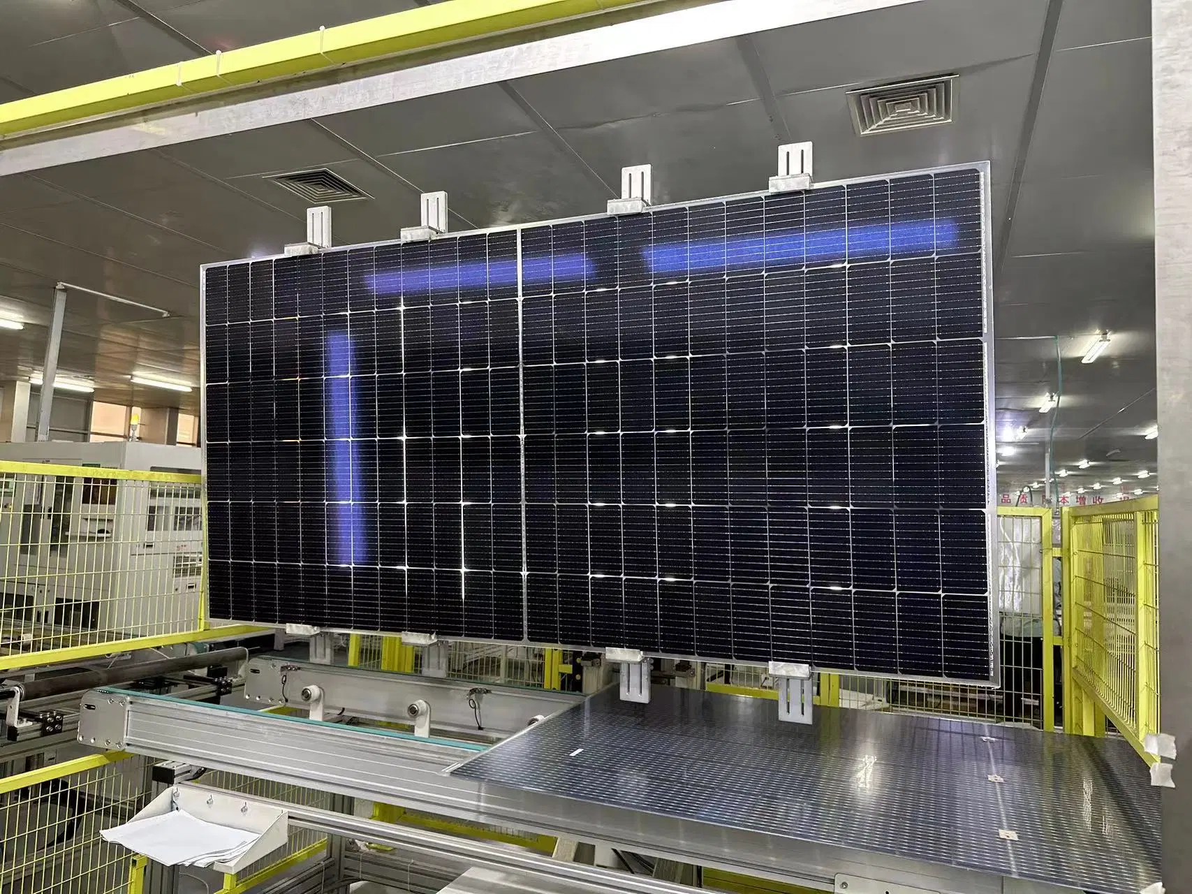 وحدة أحادية المحار عالية القدرة ذات اللوحة الشمسية الشفافة بقدرة 550 واط