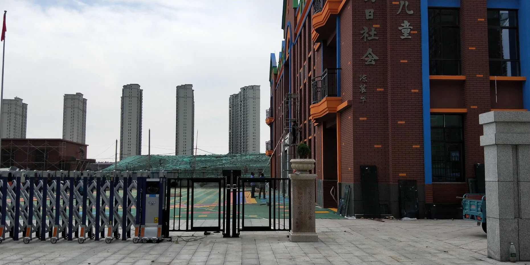 High quality/High cost performance  Design of Main Security Gate Remote Control Arms Folding Gates